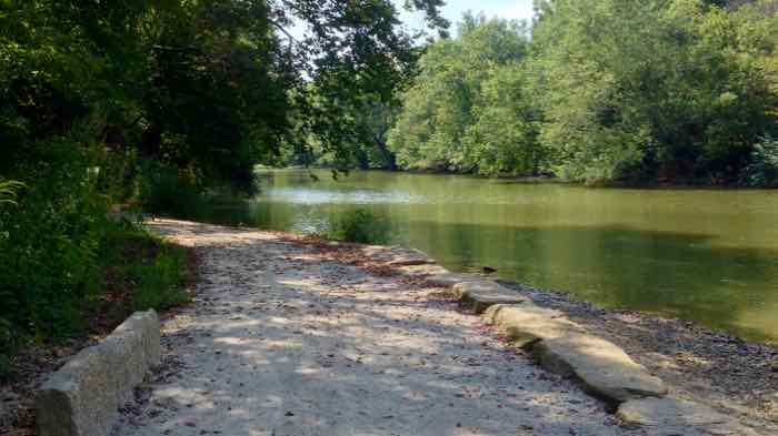 A section of the Terrace trail that runs along the Big Darby Creek at Battelle Darby Creek Metro Park